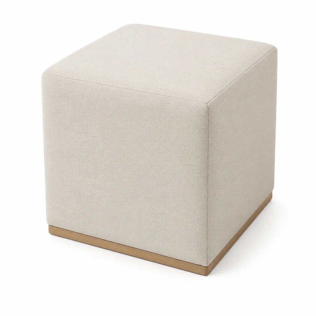 Quadratischer Fußhocker 45 x 45 x 45 cm mit Polyesterbezug und Holzsockel Cremeweiß